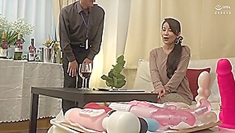 VE2304- A Mature Wife Who Picked Up Girls Secretly Masturbates With A Vibrator On The Desk