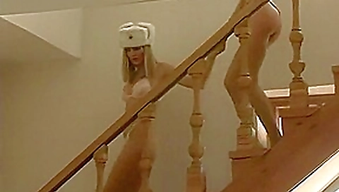 Un mec eclate bien avec deux blondes bisexuelles